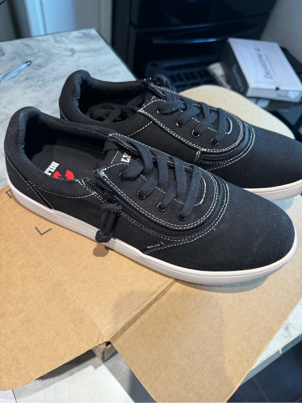 Men's Black Low-Top Canvas Sneakers - Classic Casual Lace-Up